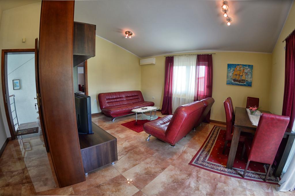 Apartments Sablic พูลา ภายนอก รูปภาพ