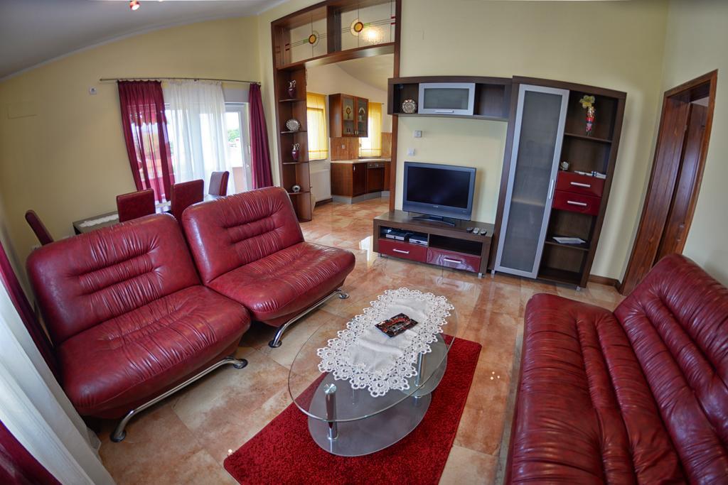 Apartments Sablic พูลา ภายนอก รูปภาพ